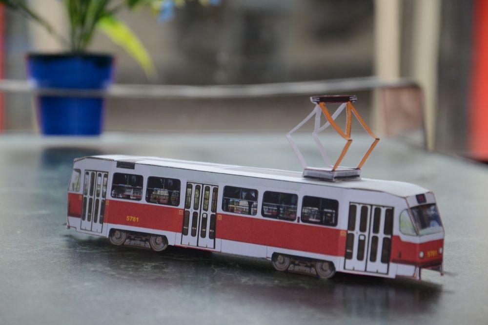 Моделька трамвая тролейбуса з картону автобус трамвай тролейбус поїзд