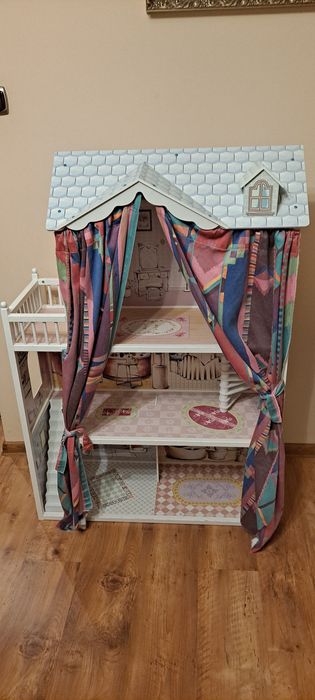 Duży drewniany domek dla lalek