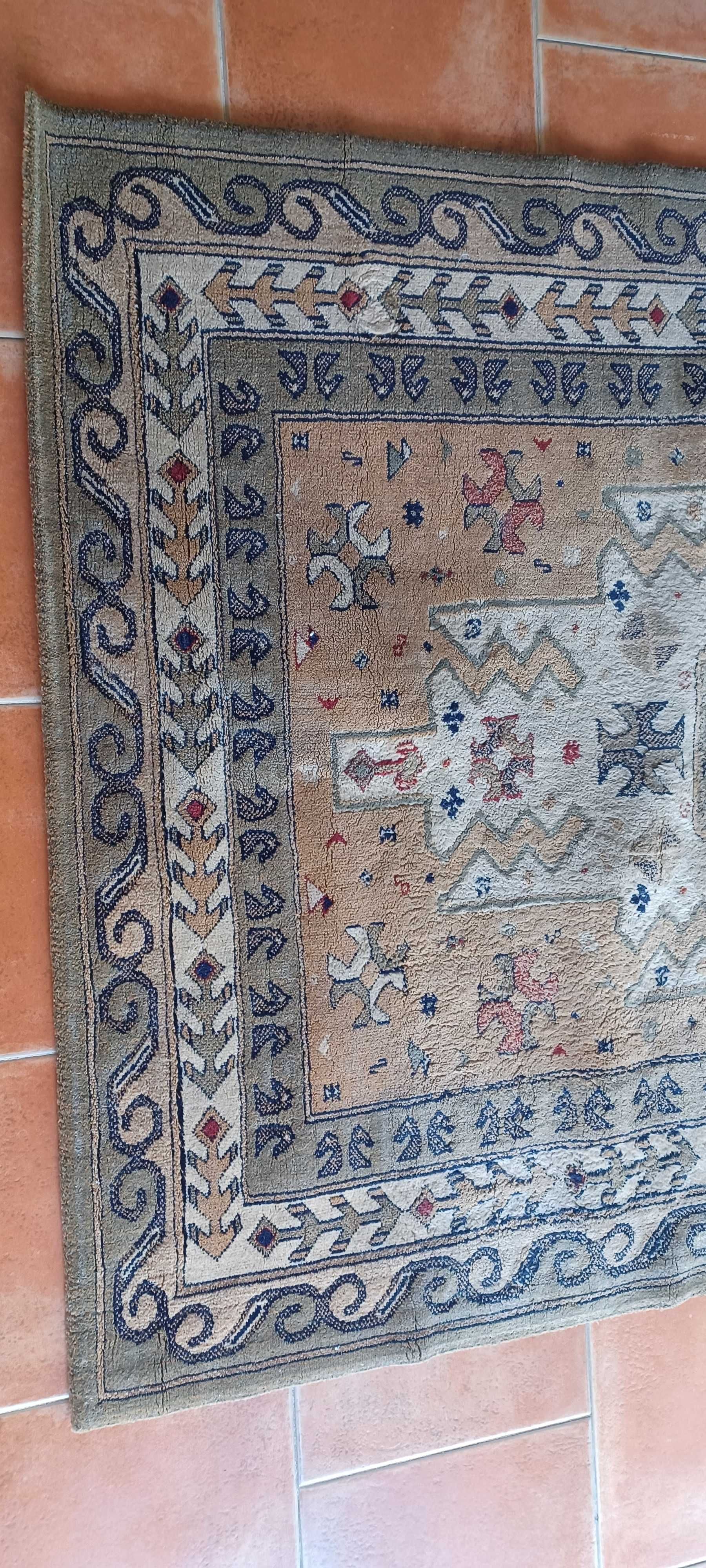 carpete 172 por 123 usada