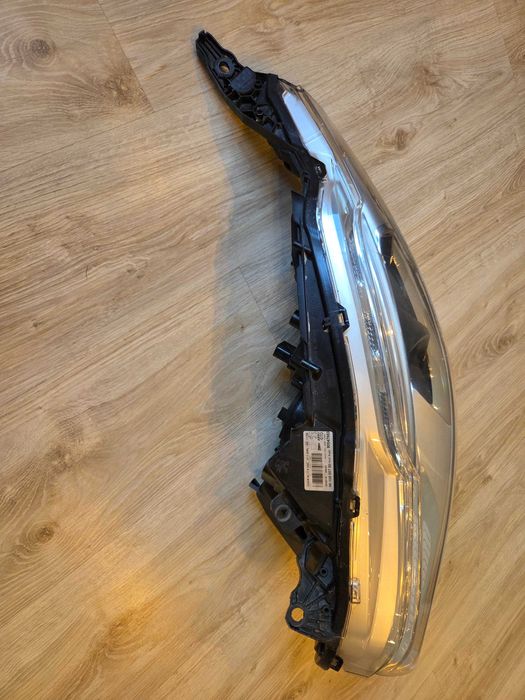 Lampa lewa przednia do Peugeota 208