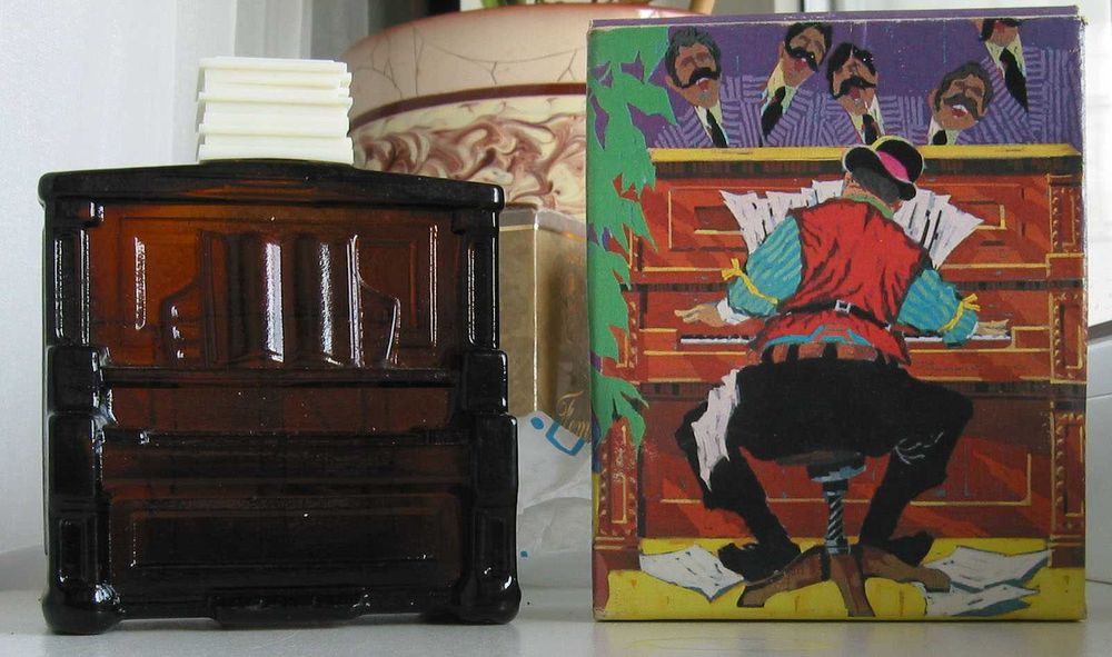 на подарок коллекцию avon 70е лосьон 4FL spicy  флакон  Пианино 120ml