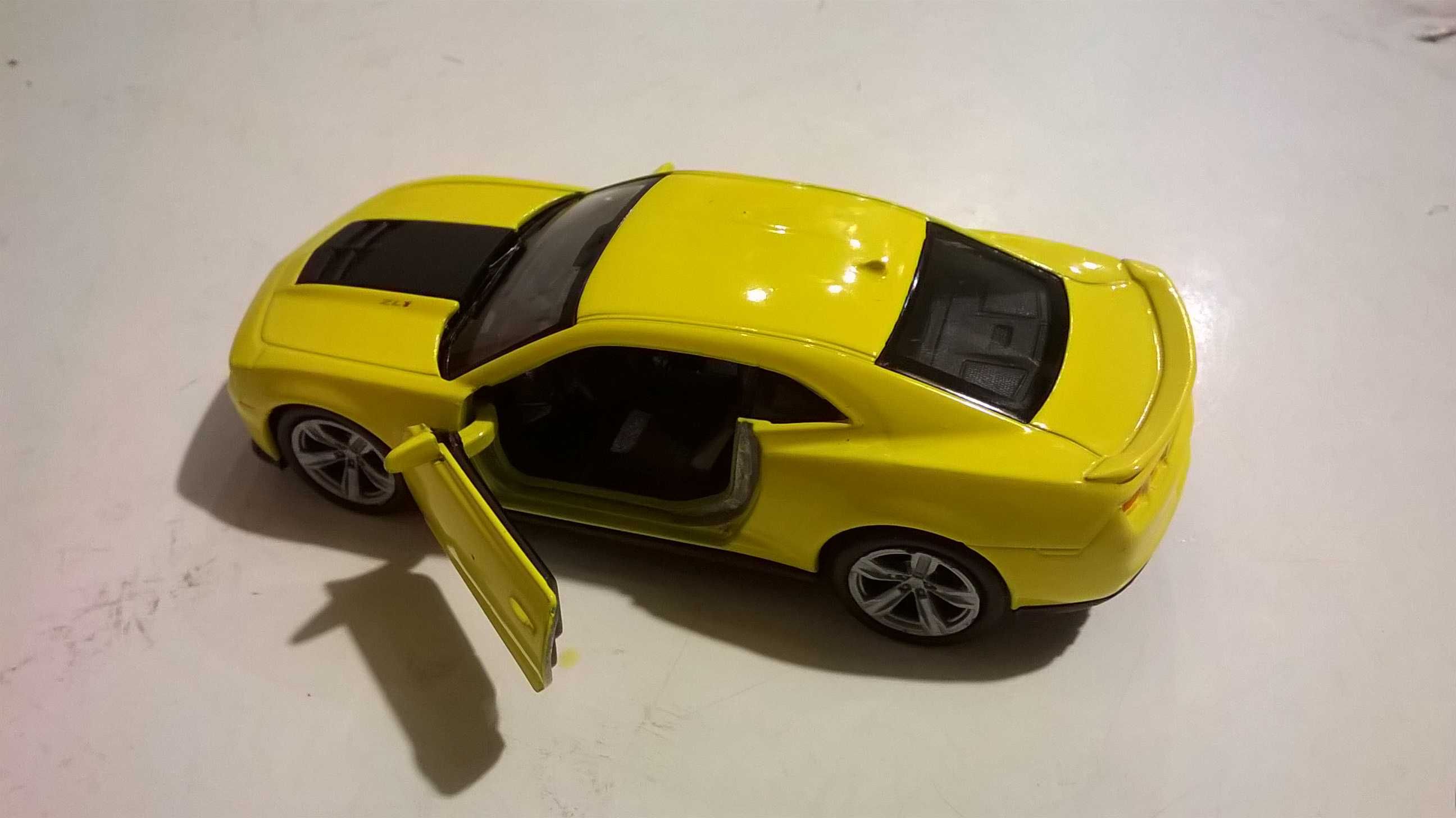 CHEVROLET CAMARO ZLI - model metalowo-plastikowy; skala 1:43