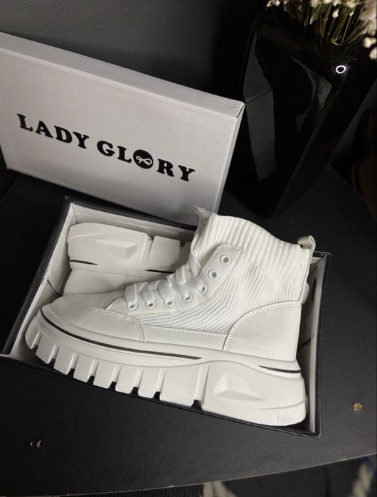 Кросівки, кеди дуже гарні