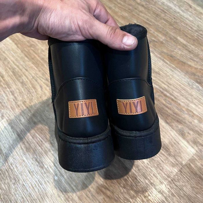 Уги жіночі чорні на товстій підошві