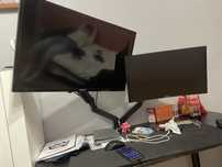 Dwa monitory Samsung 24” i 29” z uchwytem do biurka