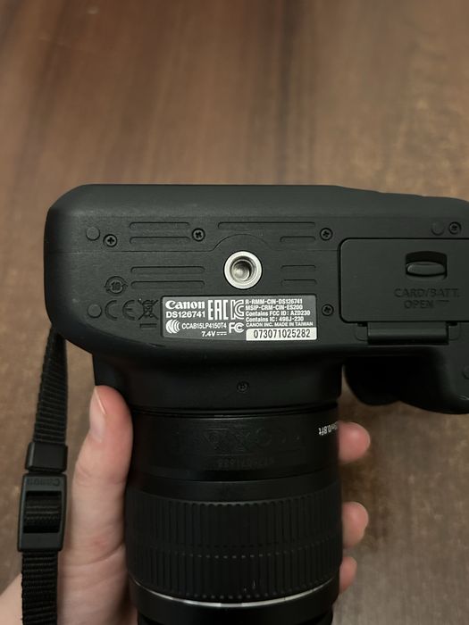 Фотоапарат Canon EOS 2000D