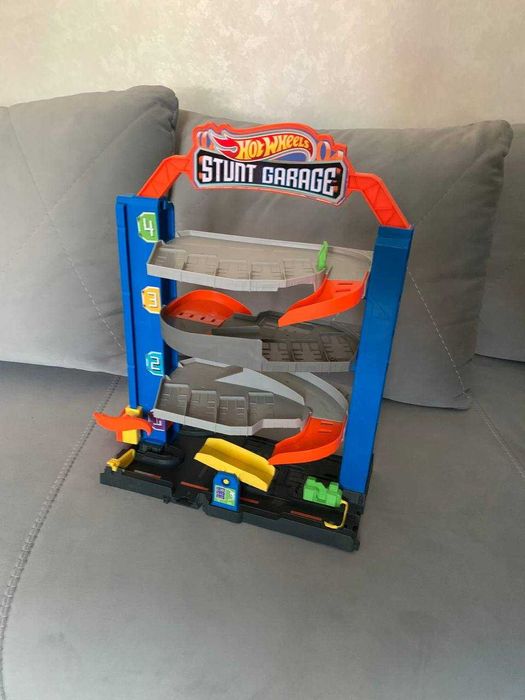 Трек Ігровий набір Hot Wheels Гараж для трюків (GNL70)