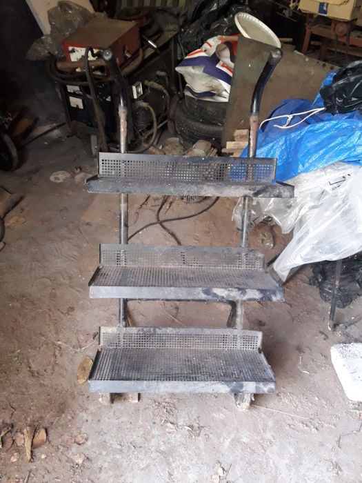 Metalowy wózek regał