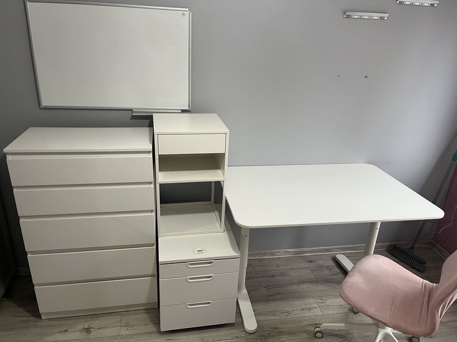 Biurko, komoda, kontener, tablica, krzeslo