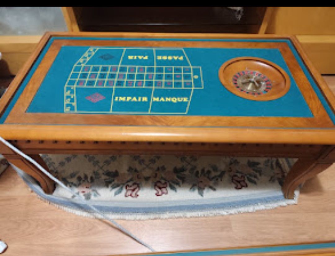 Mesa de sala com dois jogos