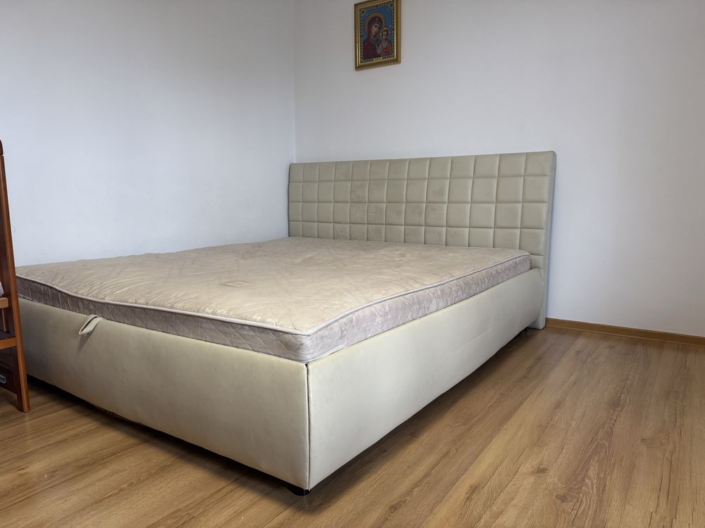 Łóżko z materacem 180/200