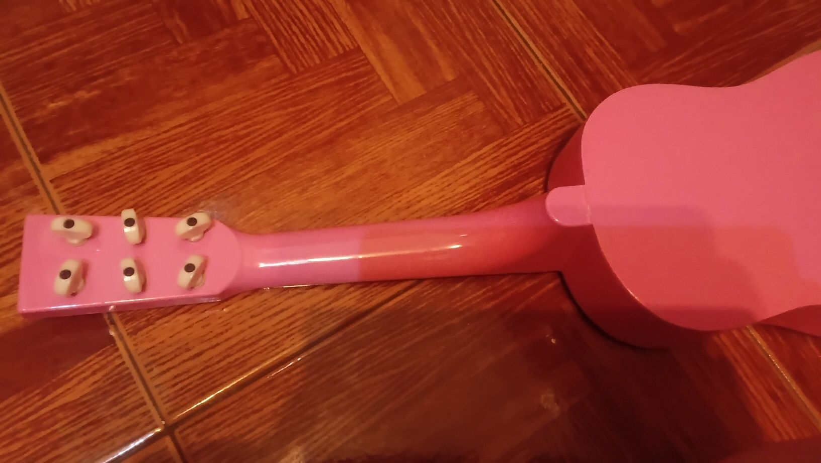 Mini guitarra cor de rosa