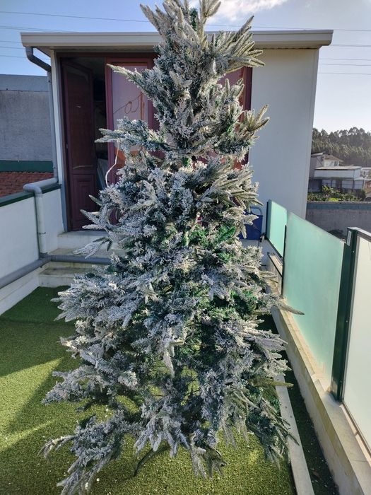 Árvore de Natal com neve e luzes 2,20