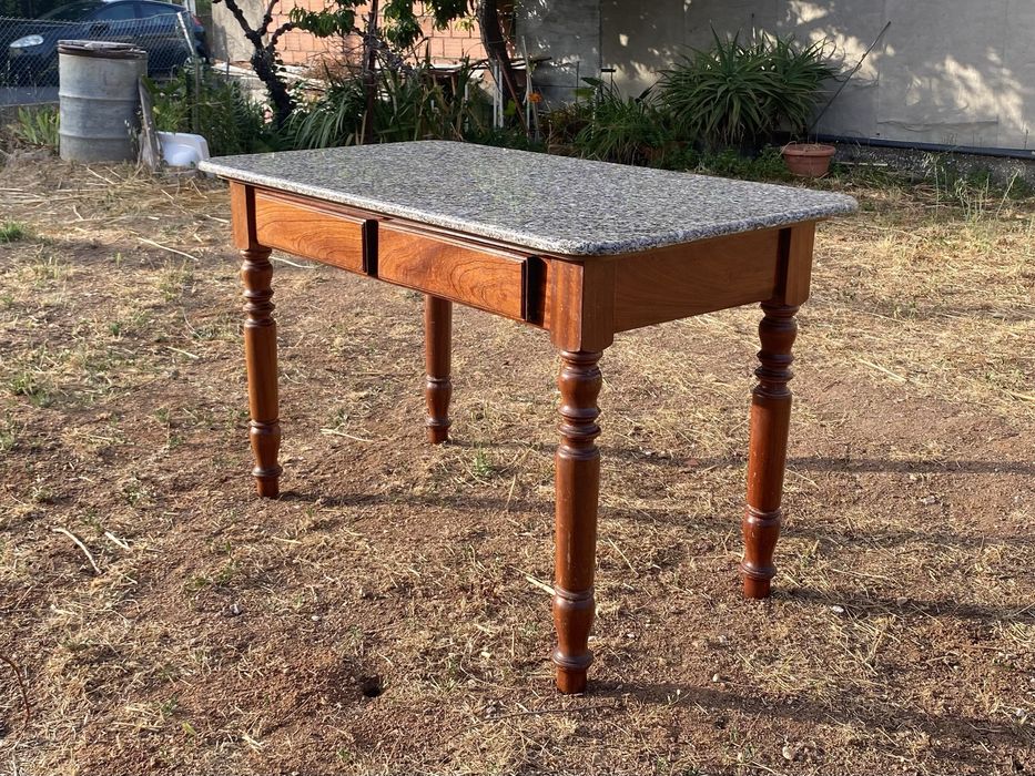 Mesa com o tampo em Mármore