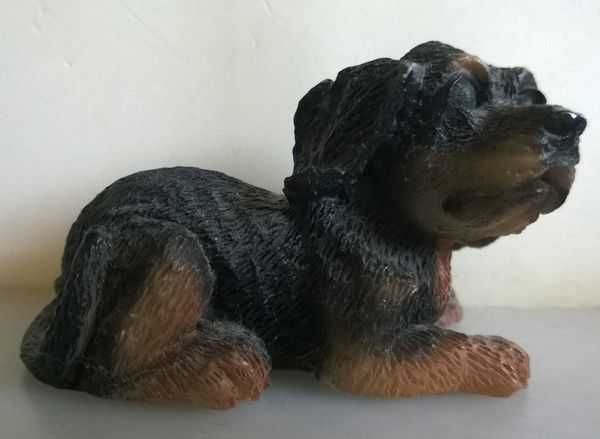 Figurka piesek pies leżący czarny 3 cm