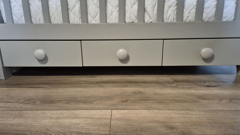 Łóżeczko dziecięce szare gonatt z szufladami, materacem, ochraniaczem