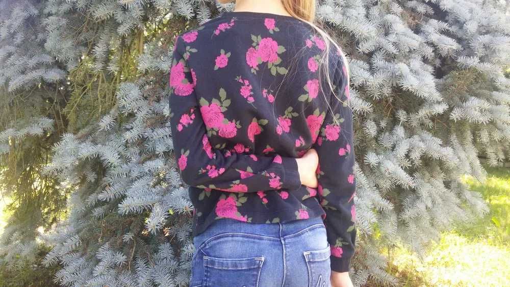 czarna bluza w kwiaty 134/140