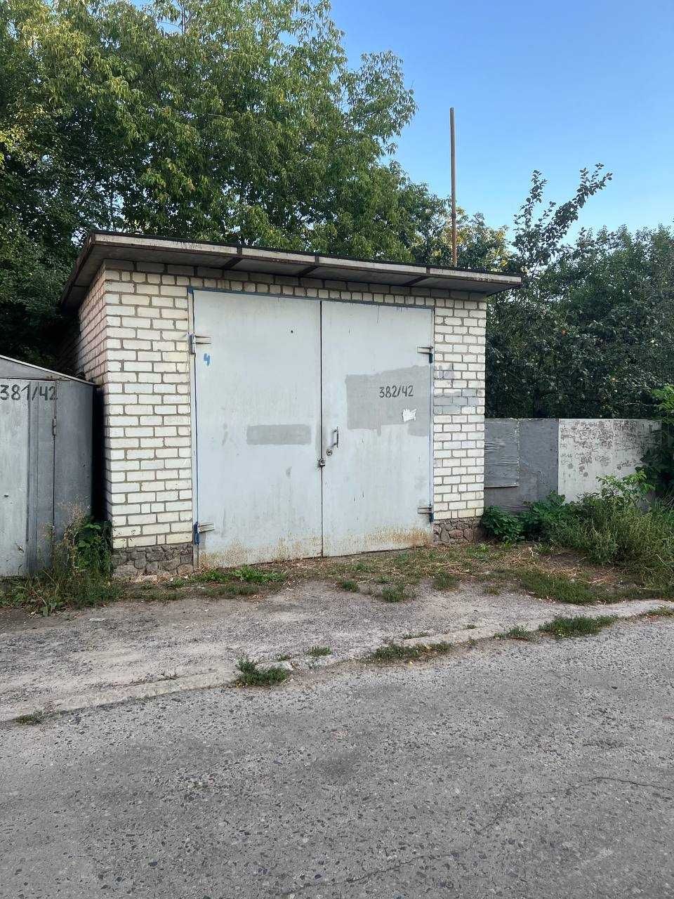 Сдам огромную двухкомнатную квартиру(+большой гараж) возле м. Х.Гора!