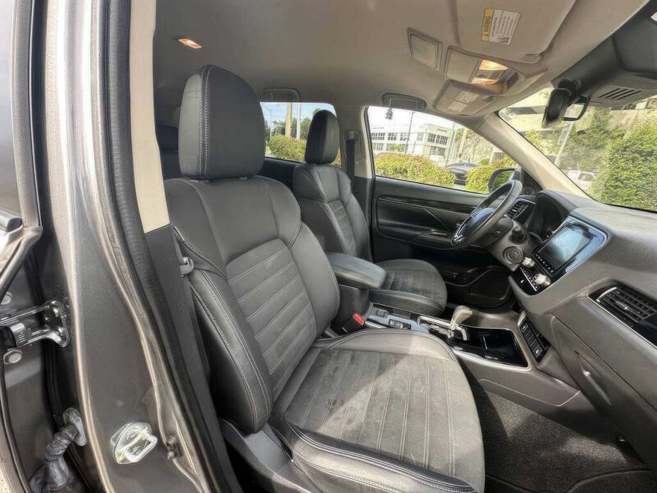 Mitsubishi Outlander SE      2020