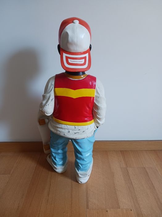 Boneco de pedra grande danificado