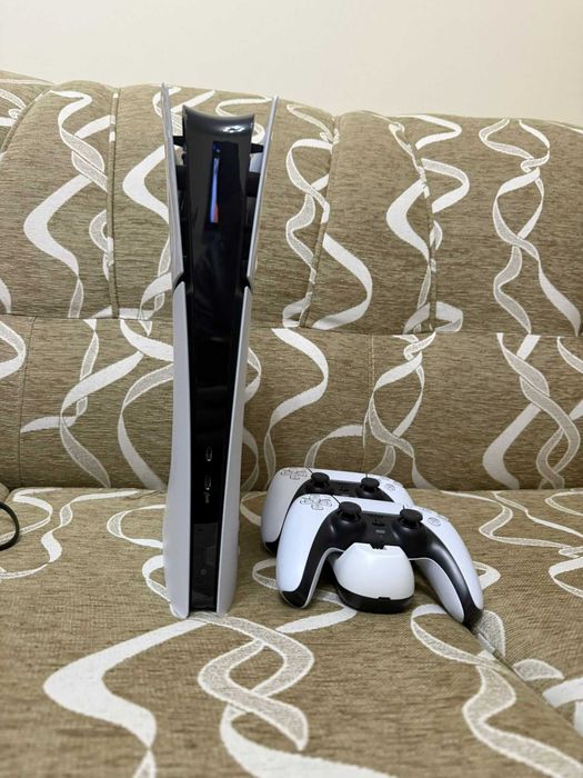 PS5 Slim Digital 1TB • 2 comandos com base carregamento • Como nova