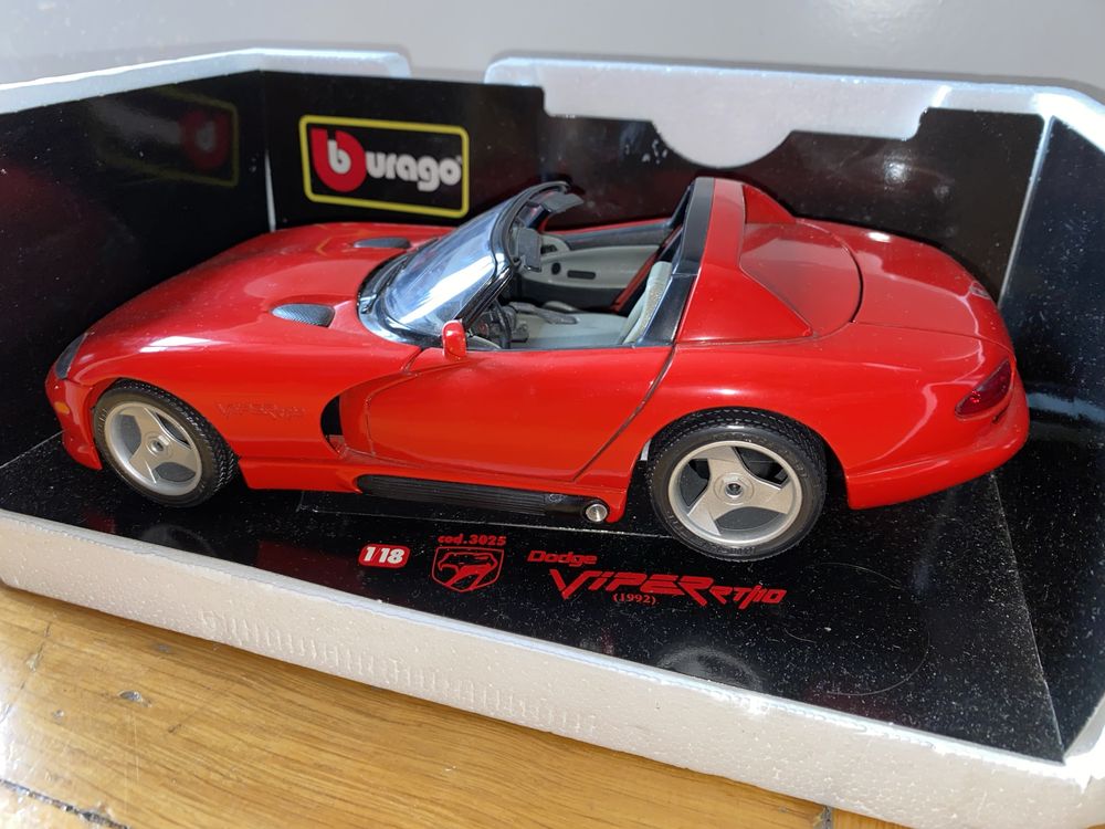 BBurago Dodge Viper RT/10 (1992) Diamonds 1:18.