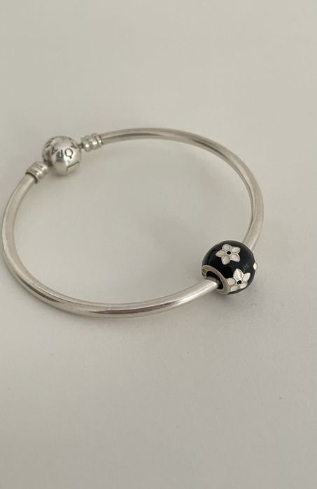 Conta Pandora preta com folhas