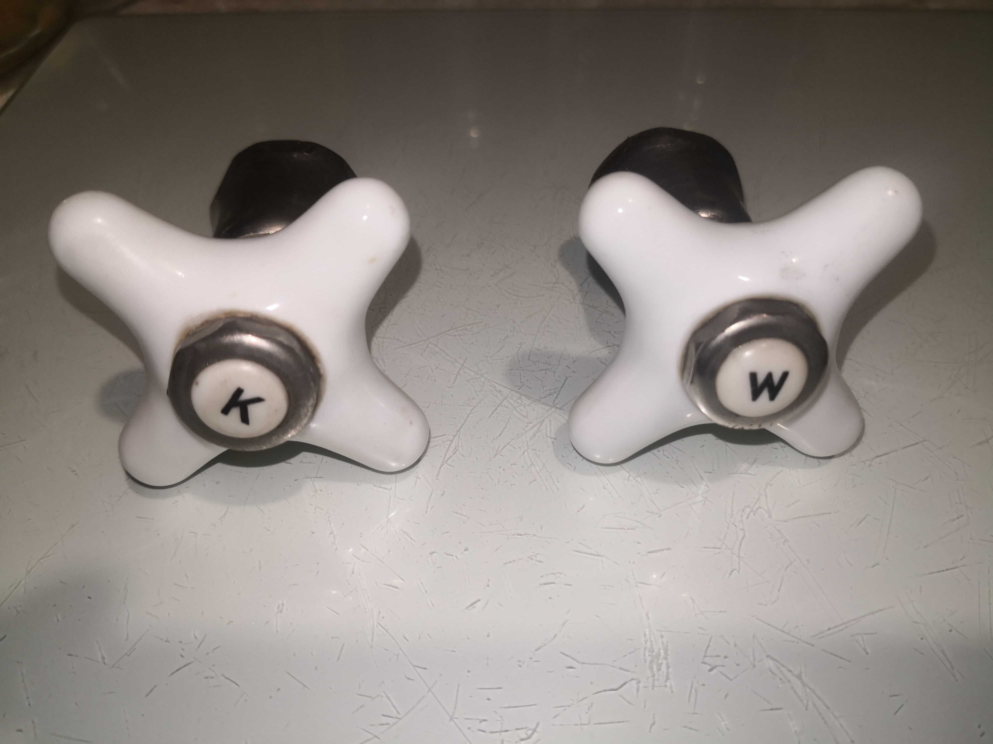 Porcelanowe pokrętła do starej baterii.