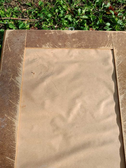 Lustro w solidnej, toczonej ramie z naturalnego drewna.