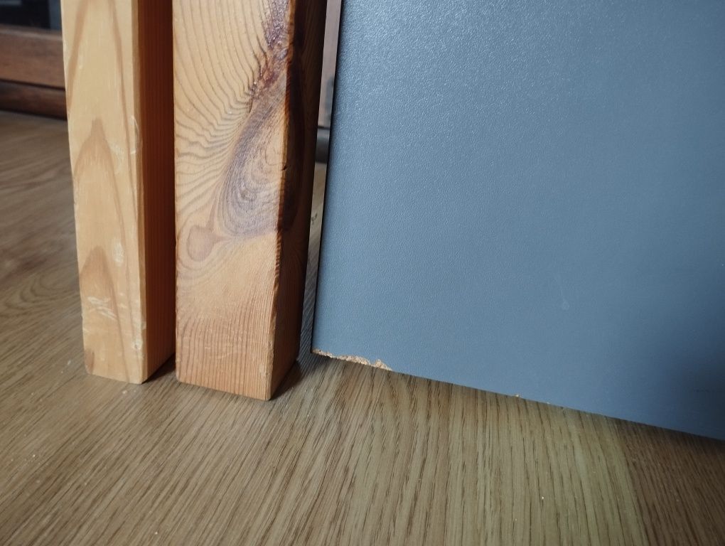 Podwójne drewniane łóżko z pojemnikiem