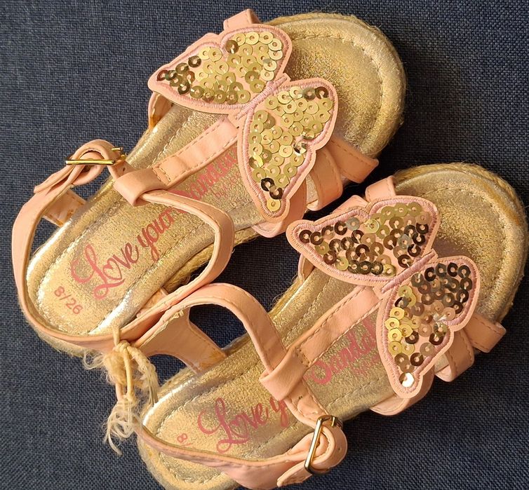 Bardzo ładne,nowe dziewczęce sandałki rozmiar 26.