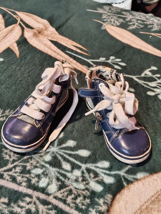 Witam sprzedam buty chłopięce jeansowe rozmiar 20