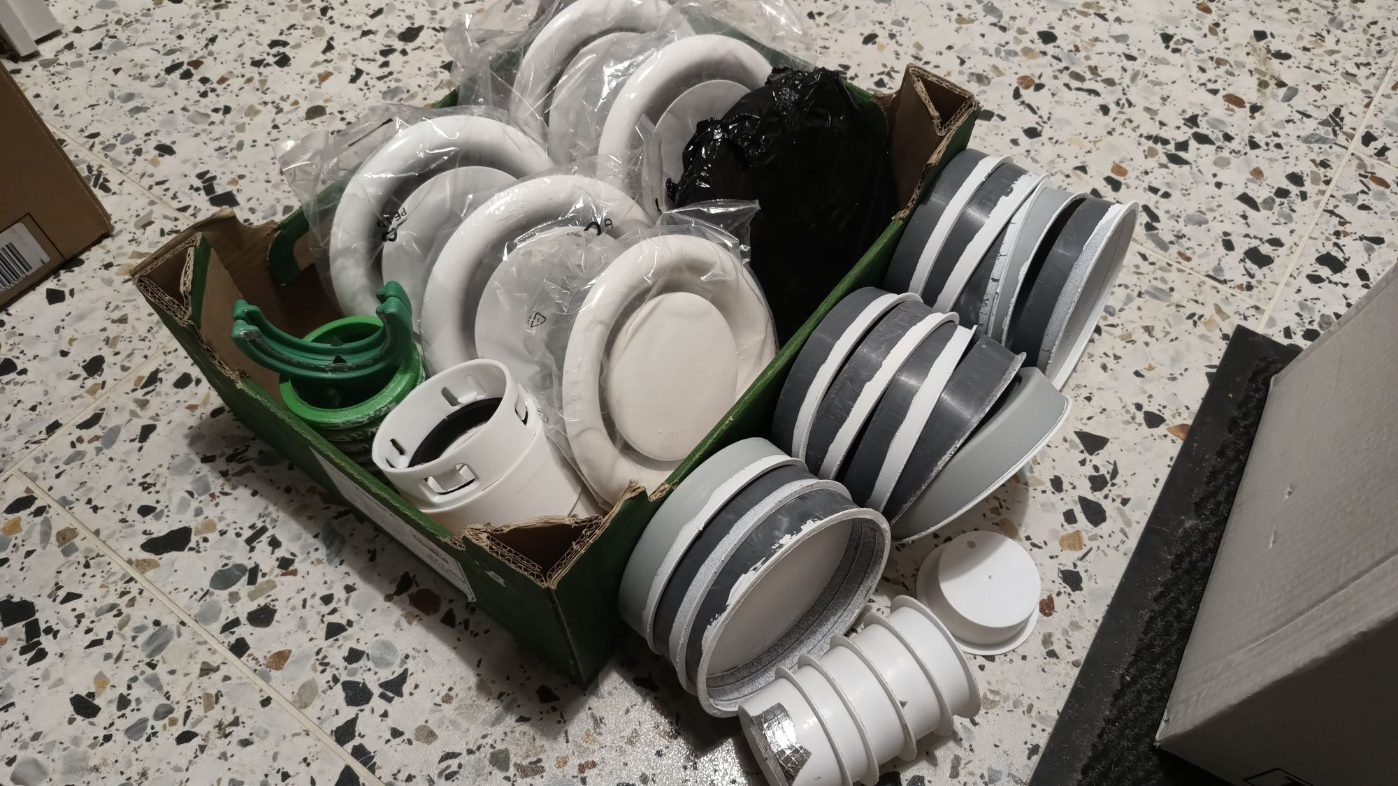 Peflex anemostaty nawiew 5x wyciąg 1x, zatyczki