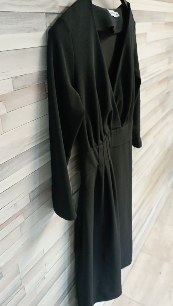 Czarna długa sukienka z dekoltem de facto