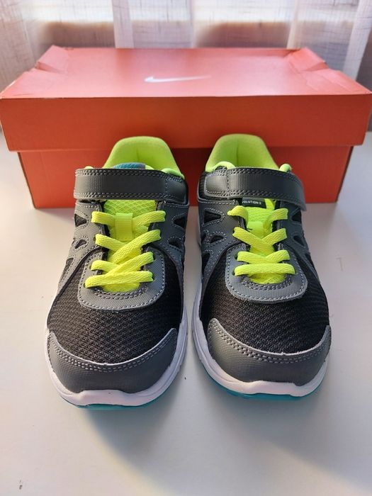 Sapatilhas Nike Revolution 2 (amarelo flurescente/azul marinho/preto)