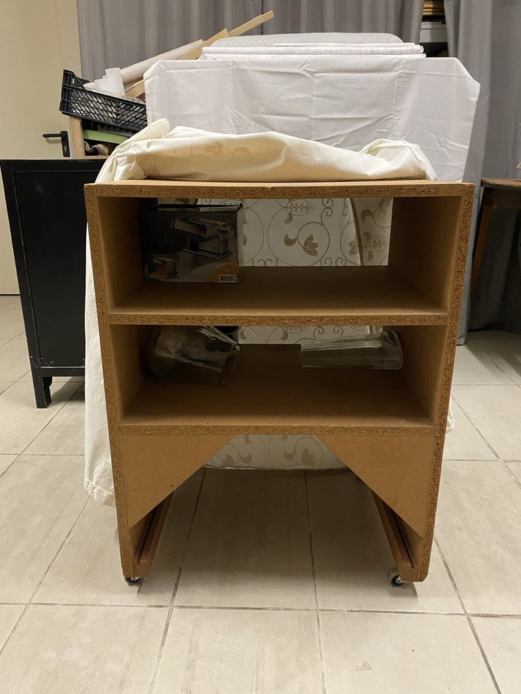 Mesa de apoio com cobertura  em tecido bordado