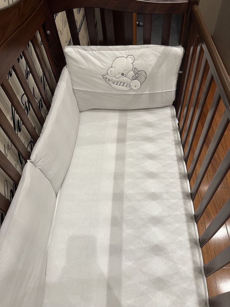 Детская кроватка с бортиками и постельным бельем