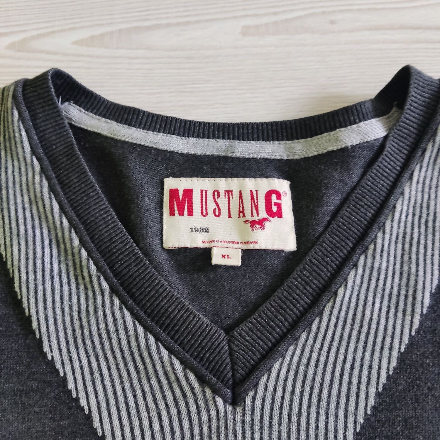 Sweter męski w serek