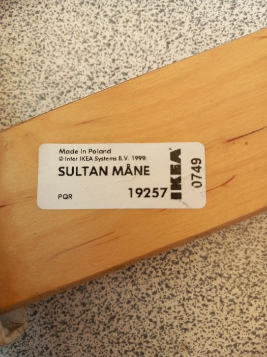 Estrado de cama de solteiro Ikeia