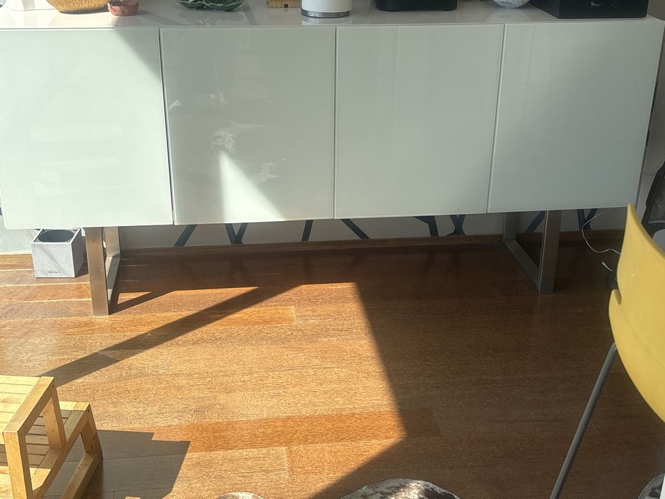 Aparador branco com portas com vidro