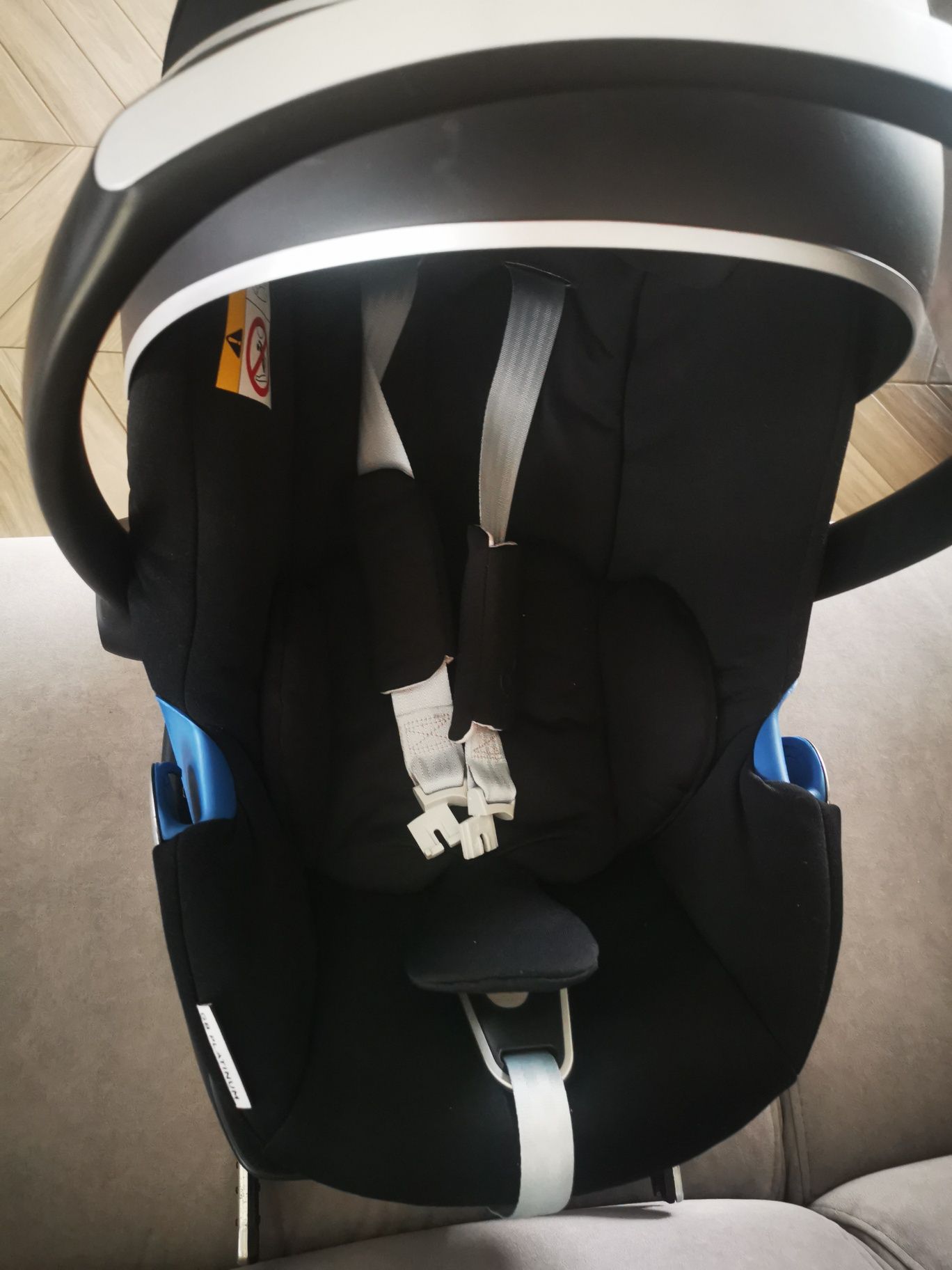 Sprzedam fotelik samochodowy z bazą isofix