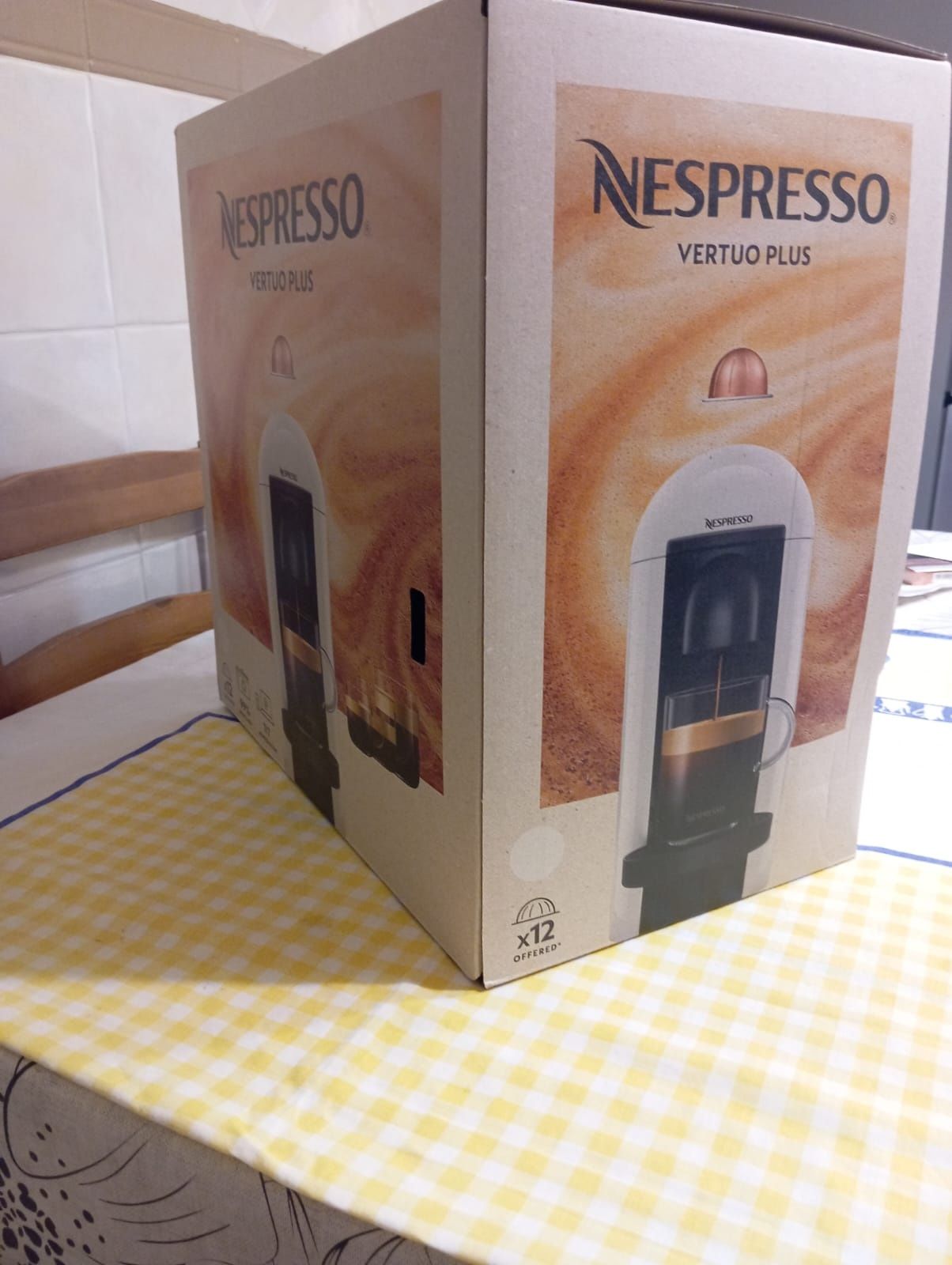 Maquina Nespresso Vertuo plus nova