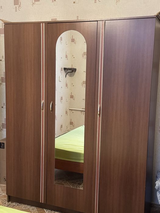 Шкаф  бежевий зі склом