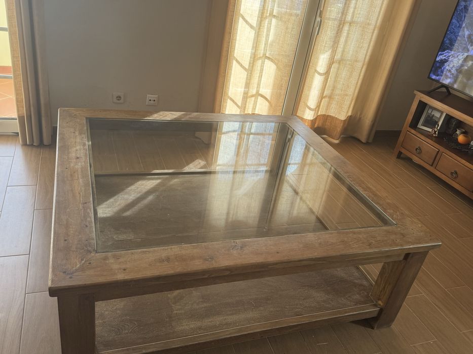 Mesa de centro feita de castanho