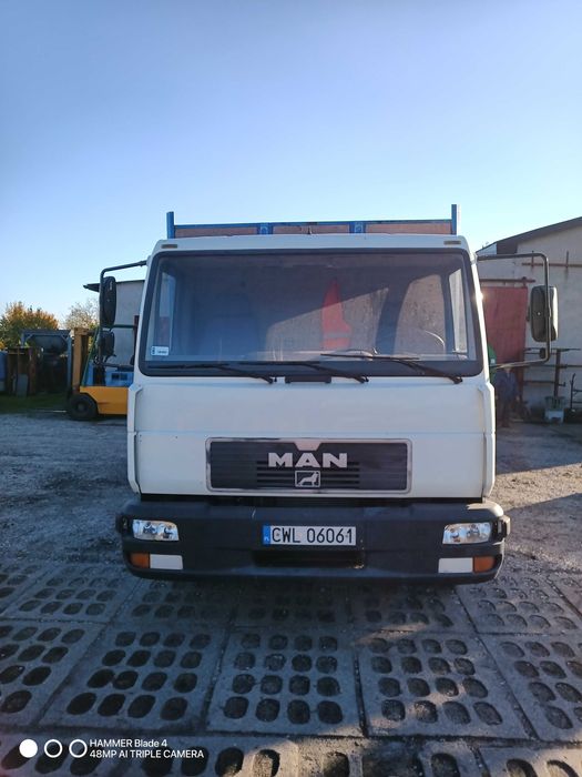 Samochód ciężarowy MAN 12.163 z wózkiem do palet.