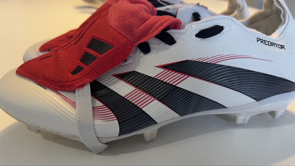 Chuteiras Adidas Predator com caneleiras