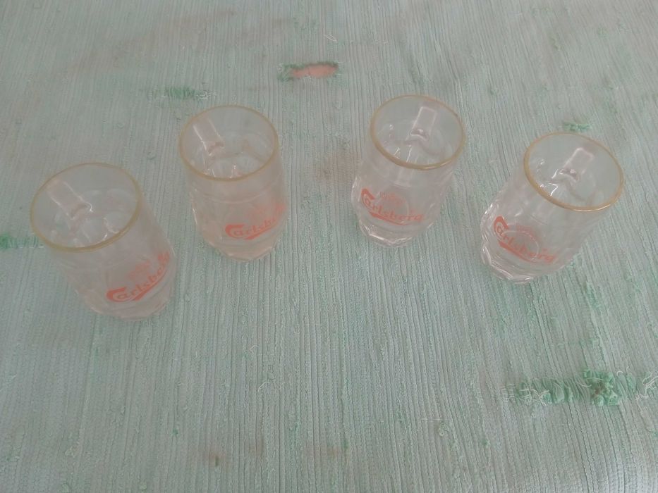 Canecas de cerveja em vidro de várias marcas