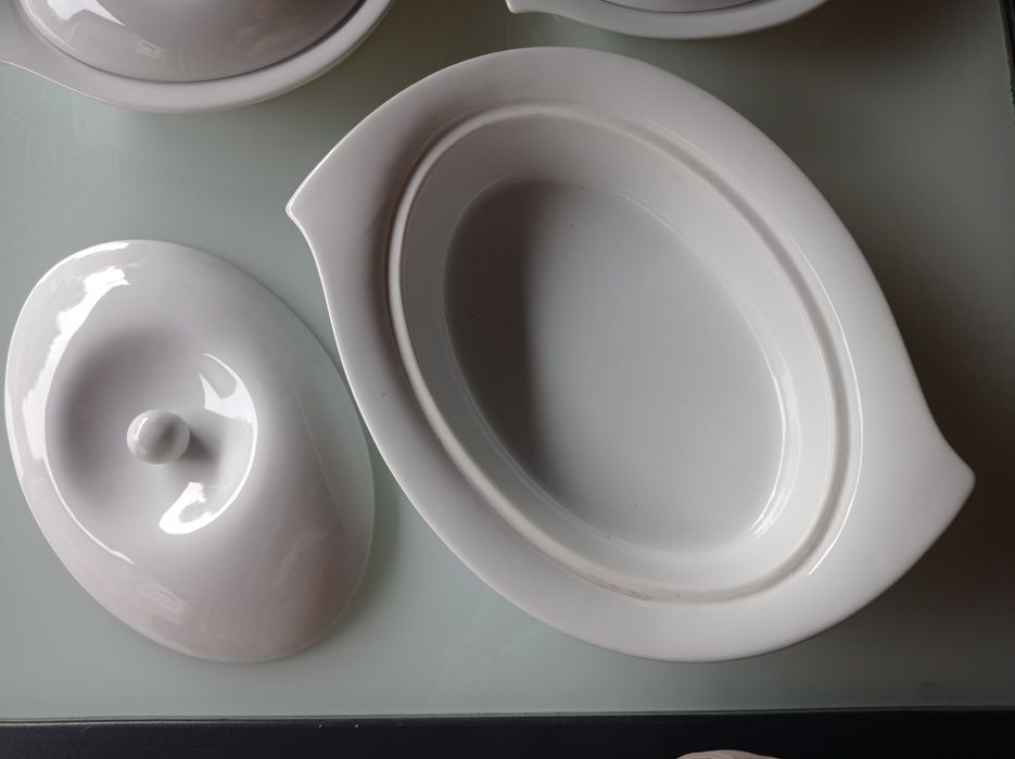 Salaterka z pokrywką 25 cm biała porcelana