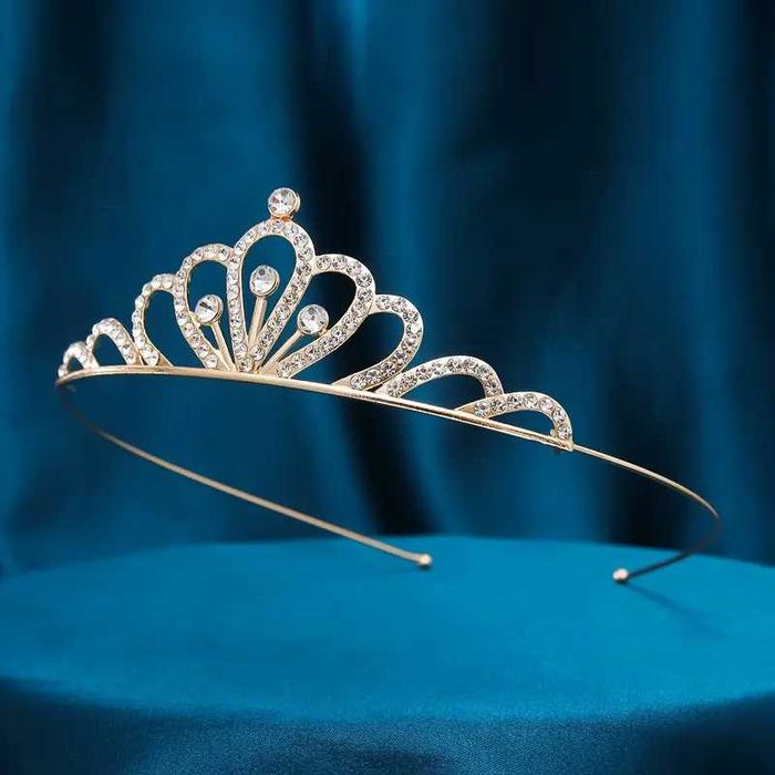 Нежная, красивая диадема