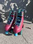Patins rosa e azuis